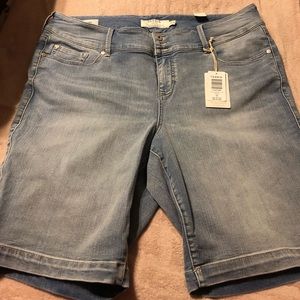 Torrid Jegging Bermuda Short - Light Wash